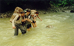 вторая группа переправляется через реку